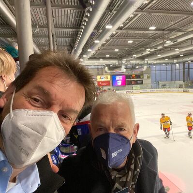 Mit dem Heilbronner Oberbürgermeister und Eishockey-Fan Harry Mergel
