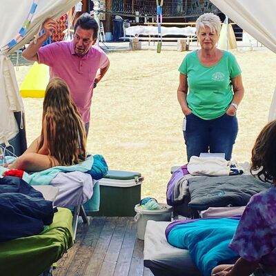 Brigitte Haaf und ich verteilen Eis